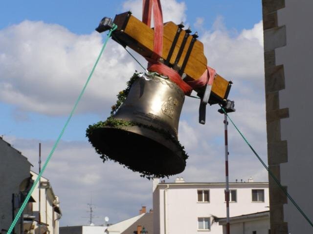 Instalace nového zvonu.