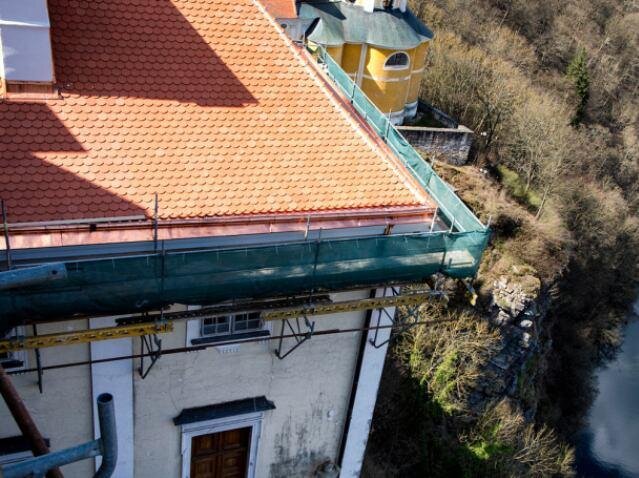 Zakončení střech zámku je z měděného plechu.