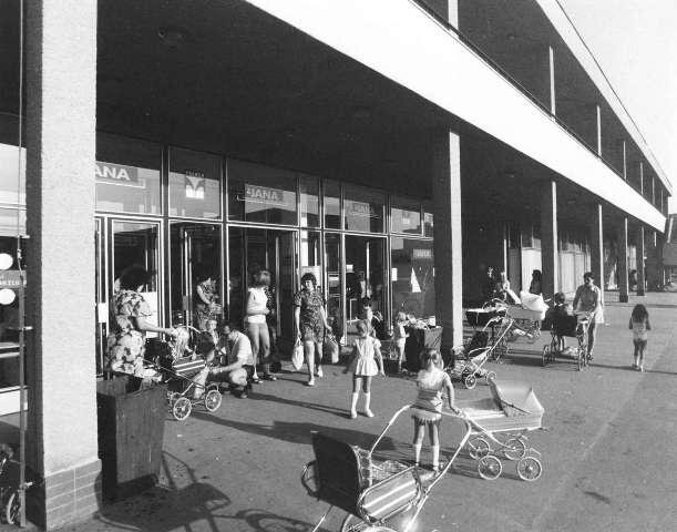 Každodenní ruch v Polabinách na trojce v roce 1970