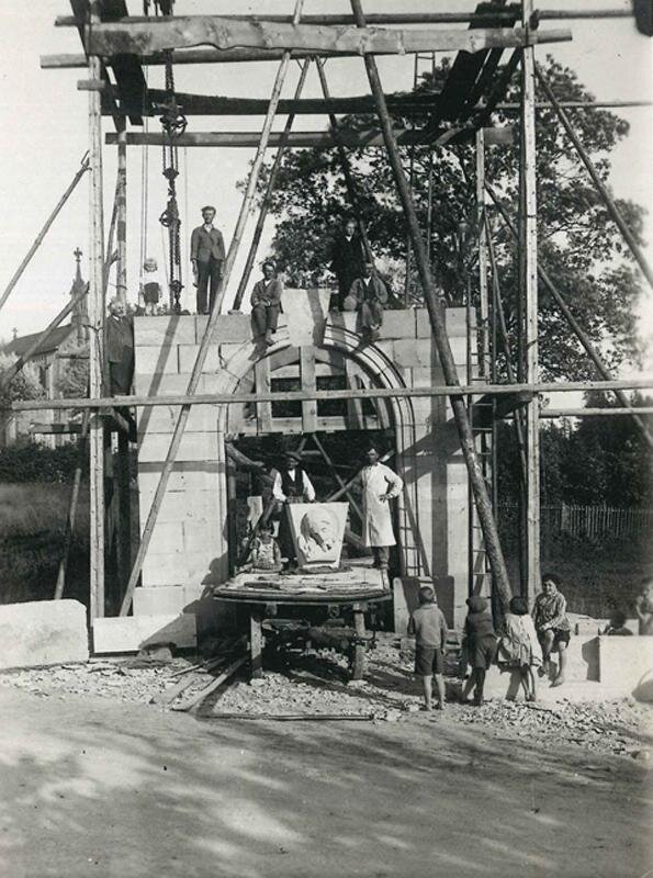 Stavba portálu v roce 1936