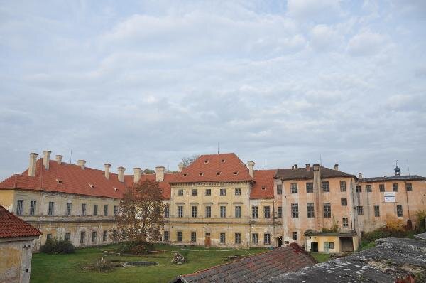 Areál opatské rezidence před zahájením obnovy. Vlevo je takzvaná Nová prelatura, na niž vpravo navazuje Staré opatství.