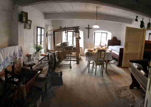 Skanzen Zichpil - panorama světnice.