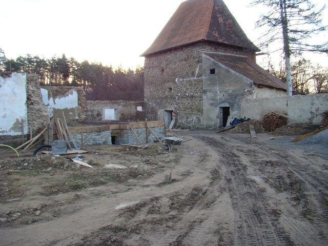 Tvrz Býšov v průběhu stavebních úprav
