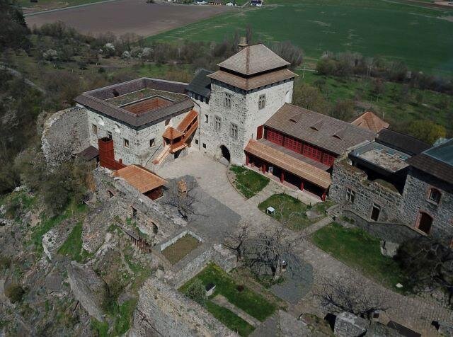 Letecký pohled na obnovené části hradu