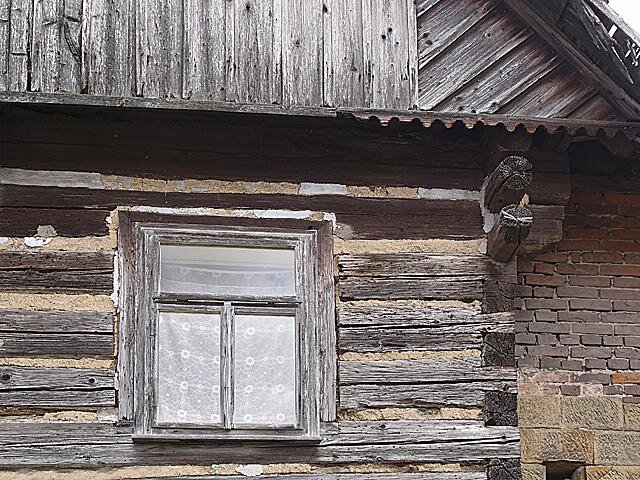 Detail roubení s okenní výplní