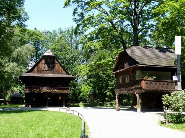 Ve skanzenu v Rožnově pod Radhoštěm zachraňují lidovou architekturu a udržují valašské tradice – řemesla, obřady, písně a tance. 