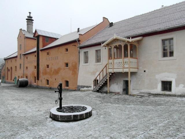Ve sládkově domě, který sousedí s historickou budovou pivovaru, nyní žije rodina Prouzova.
