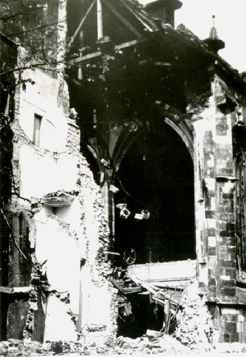Detail poboření kostela po bombardování v dubnu roku 1945