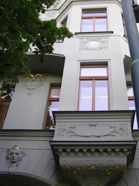 Dům s červenohnědými okny, Pařížská 26, Praha 1