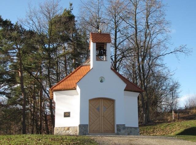 Na třetím místě v kategorii veřejných budov se umístila firma Pokrývačství Bušta spol. s r.o. za novou střechu kapličky sv. Anežky České v Holubově.