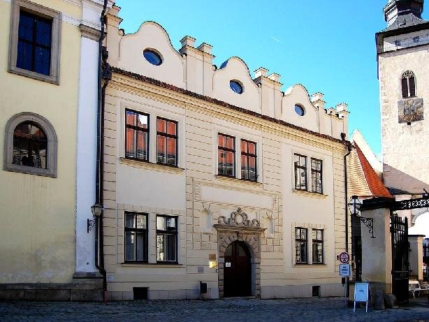 Další významnou stavbou byla také jezuitská kolej navazující na kostel Jména Ježíš ze strany blíže ke vstupu do zámku.