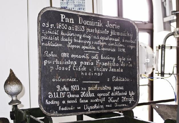 Unikátnost zařízení podtrhují zachované původní tabule dokládající významné opravy.