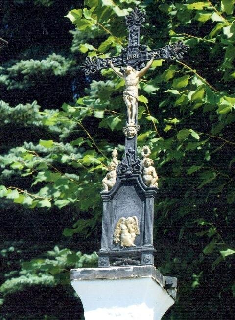 Detail zdobení křížku na návsi v obci Tojice.