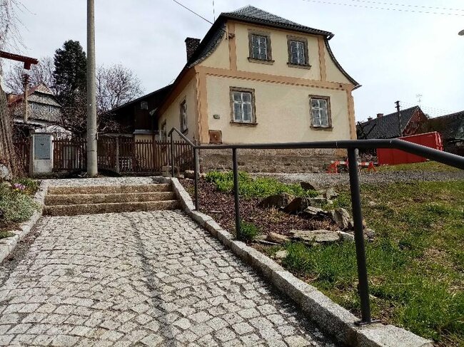 Vydlážděná spojovací cesta k takzvanému Grosovsku