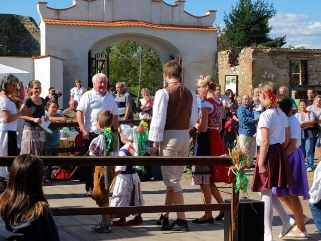 Nezisková organizace Barokní dvůr Borotín uspořádala benefiční odpoledne Dožínky na statku, které přineslo do veřejné sbírky na obnovu památky celkem 10 353 korun.