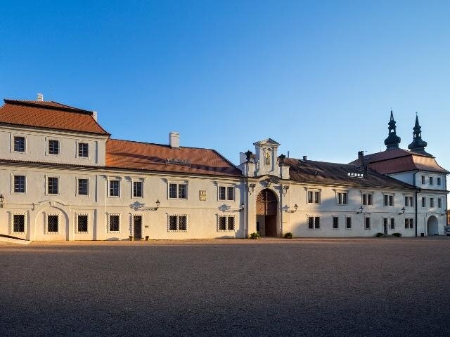Na Zámeckém návrší v Litomyšli byla pálená krytina použita na bývalém zámeckém pivovaru a vstupu do zámku.