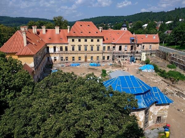 Areál v průběhu obnovy v polovině roku 2021. Vpravo je vidět markantní proměna Starého opatství.