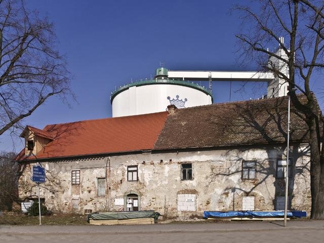 První polovina střechy po obnově na jaře 2023