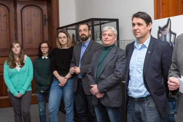 Na výsledek práce studentů, ale i odborníků se přišlo podívat mnoho zájemců o nově vystavený lustr.