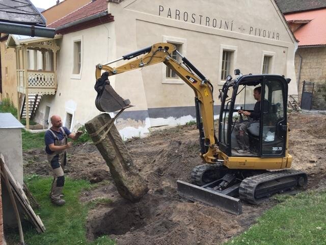 Osazování druhotně použitých pískovcových sloupků oplocení předzahrádky sládkova domu