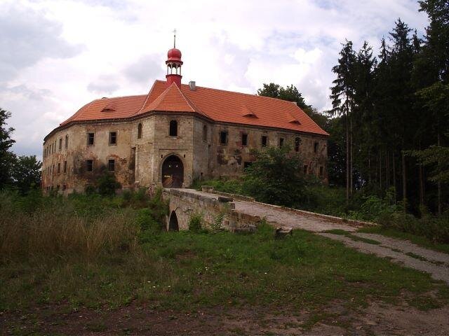 Zámek ve Stráži pod Ralskem před obnovou fasády