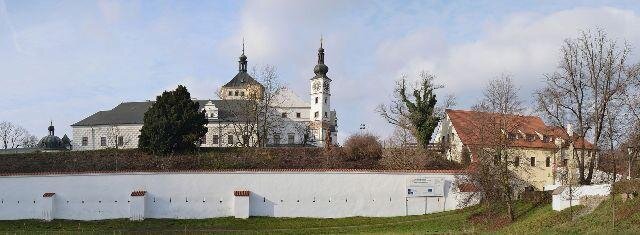V minulých třech letech byla prováděna postupná rekonstrukce opevnění zámku, která bude pokračovat i v letech následujících.