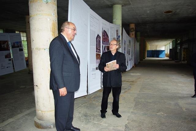 Benjamin Fragner a Richard Horký po konferenci zahájili výstavu Industriální topografie – architektura konverzí, Česká republika 2005–2015.