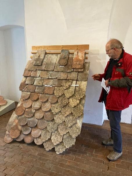 Ukázky souboru historických střešních krytin ve vzdělávacím centru Spolkového památkového úřadu v Mauerbachu u Vídně
