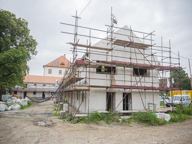 Pohled na obnovovaný štít v létě roku 2020