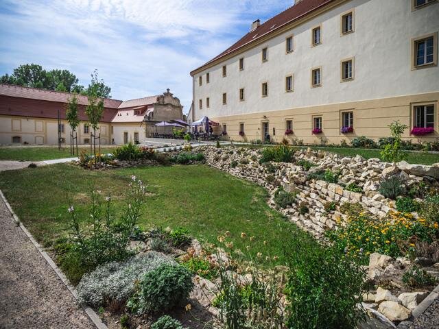 Obnovená část z pohledu ze zahrady