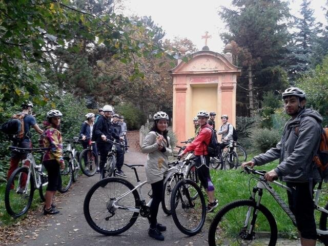 Studenti na cyklovyjížďce po poutní cestě do Hájku