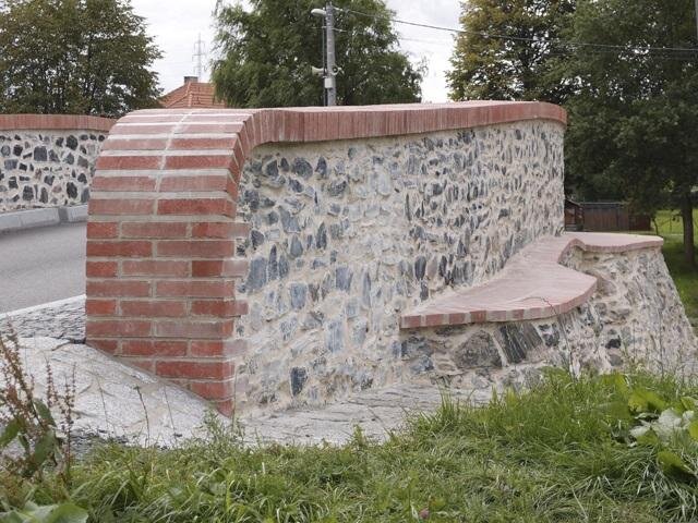 Krytí zídek je tvořené vyskládanými cihlami s charakteristickým zakončením ve tvaru čtvrtoblouku.