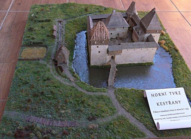 Také Horní tvrz v Kestřanech postavil Karel Lhotský jako diorama v krajině i s malým mlýnem vlevo.
