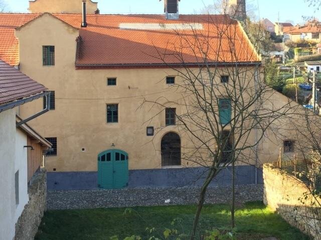 Pohled na nově předlážděný dvůr pivovaru