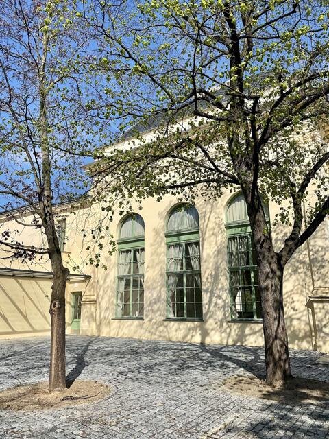 Pavilon lemuje charakteristická mohutně ztvárněná korunní římsa.