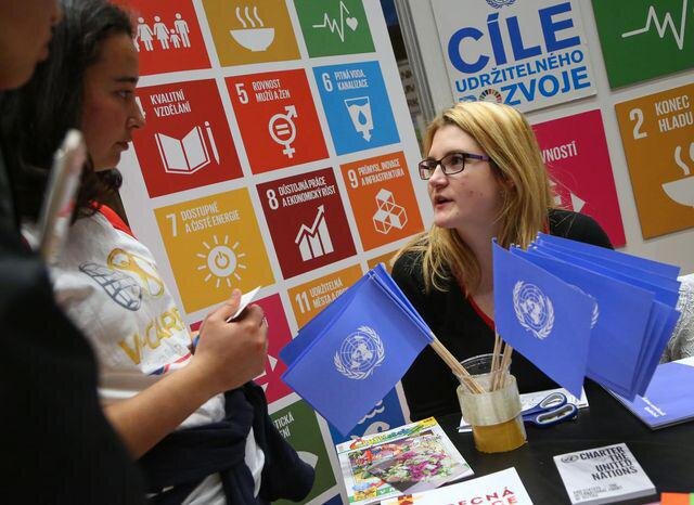 Stánek organizace prezentující Organizaci spojených národů