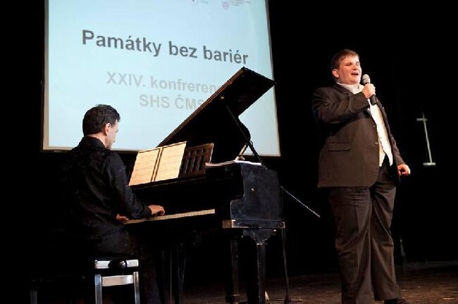 Zahájení obohatilo vystoupení nevidomého zpěváka Radka Žaluda.