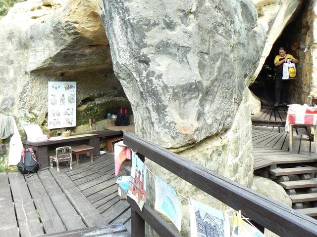 Práce mladých výtvarníků jsou během turistické sezony vystaveny také na hradě Rotštejn.