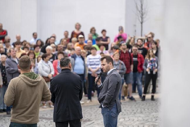 Zástupci města během uvedení orloje do provozu