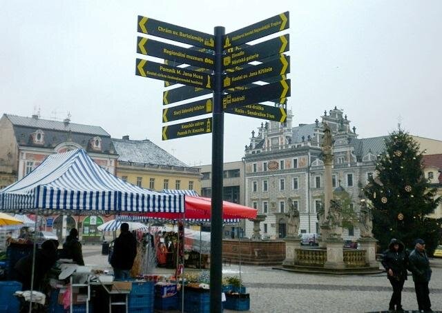 Nové turistické ukazatele v Kolíně navigují turisty k významným památkám města. 