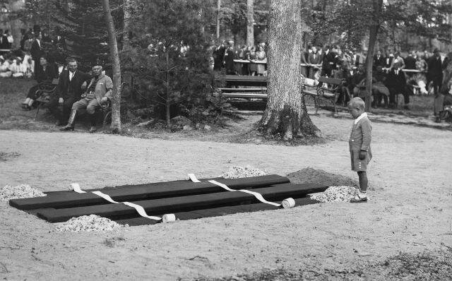 K upravení prostoru Lesního hřbitova a přípravě zděné hrobky Tomáše Bati měli ve Zlíně pouze jeden a půl dne času. Mnoho hostů pohřbu vynechalo část průvodu a čekalo na jeho příchod u hrobu. 