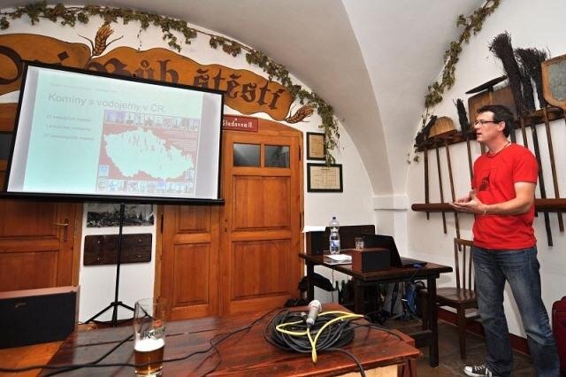 Začátek konference patřil továrním komínům s vodojemy, nejprve v příspěvku Roberta Kořínka.