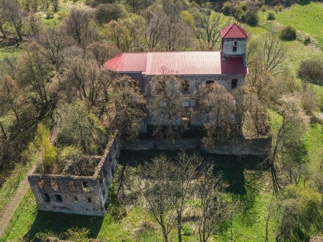 Letecký pohled na kostel s farou