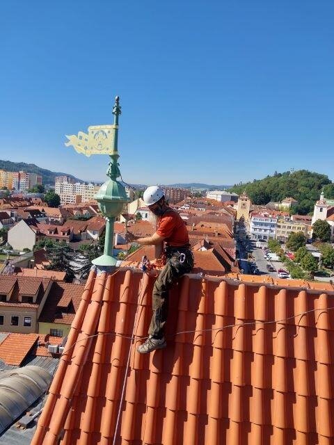 Osazení korouhve na hřebenu věže