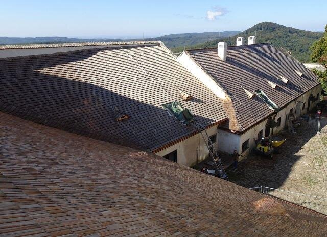 Pohled na střechy hospodářských stavení během rekonstrukce