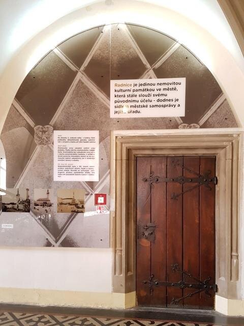 Citlivá instalace reklamy upozorňující na památkové objekty v Olomouci