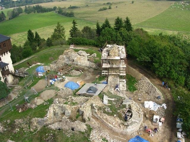 Letecký pohled na zříceninu hradu z roku 2014