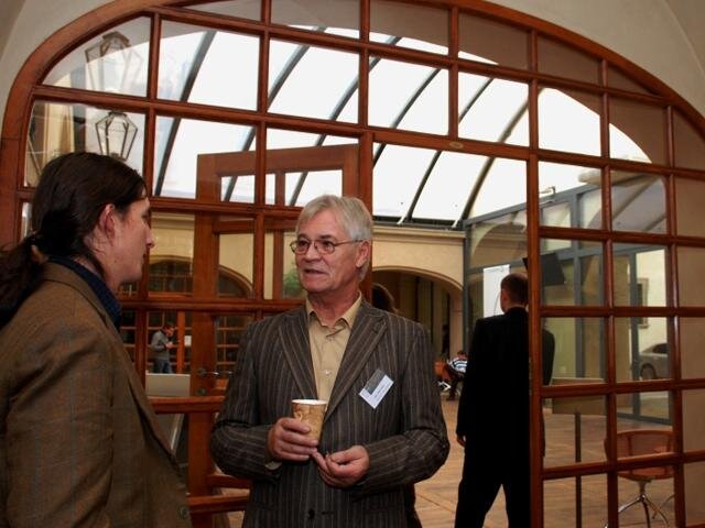 Debaty na konferencích PROPAMÁTKY probíhají i mimo konferenční program. Na snímku Václav Girsa z Fakulty architektury ČVUT v Praze.