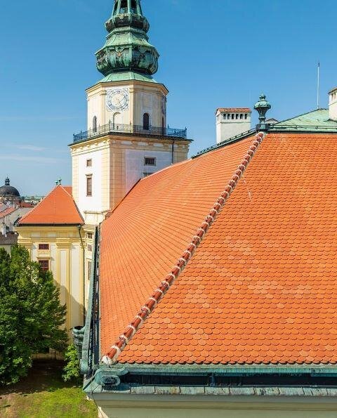 V pěti etapách byla obměněna střecha na všech křídlech zámku v celkovém rozsahu 5 200 metrů čtverečních.