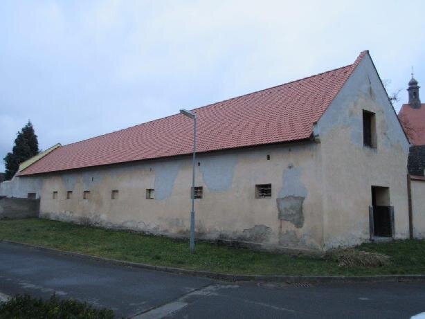 Pohled na hospodářskou budovu fary z ulice